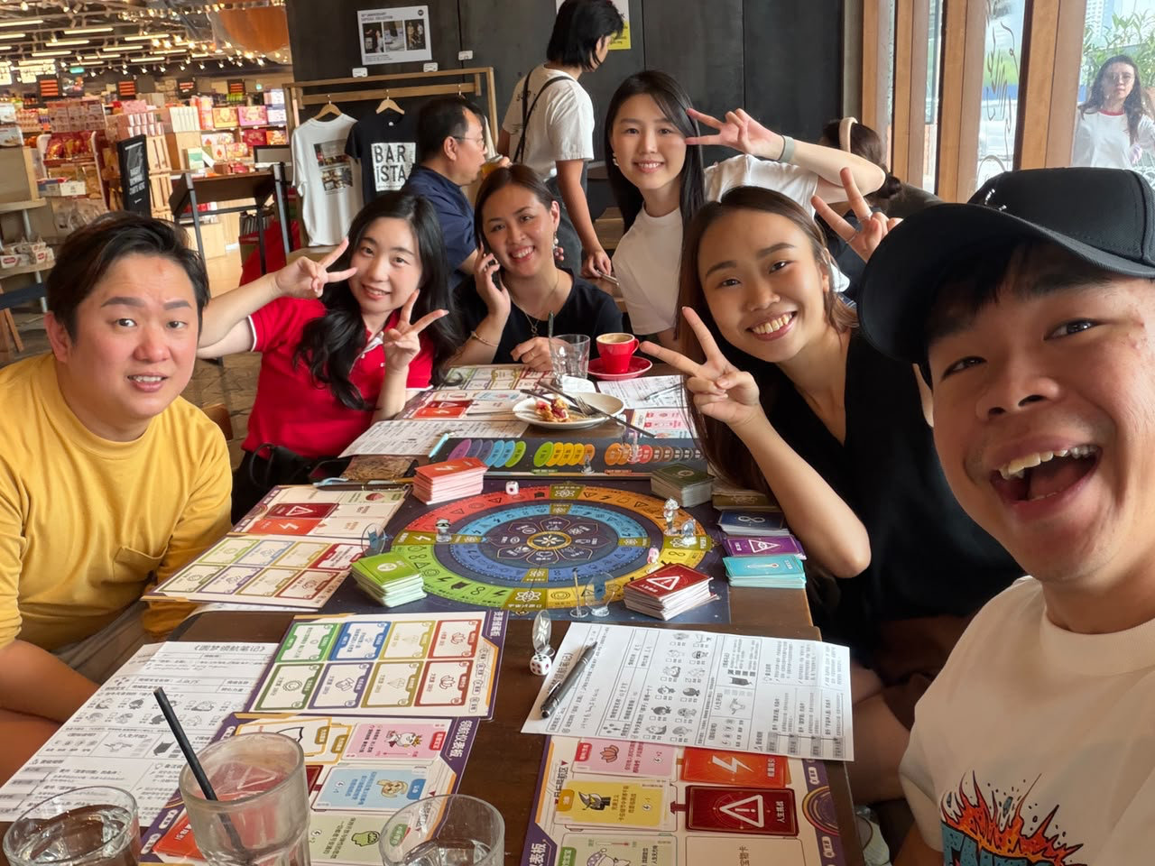 六位玩家围坐体验圆梦领航桌游