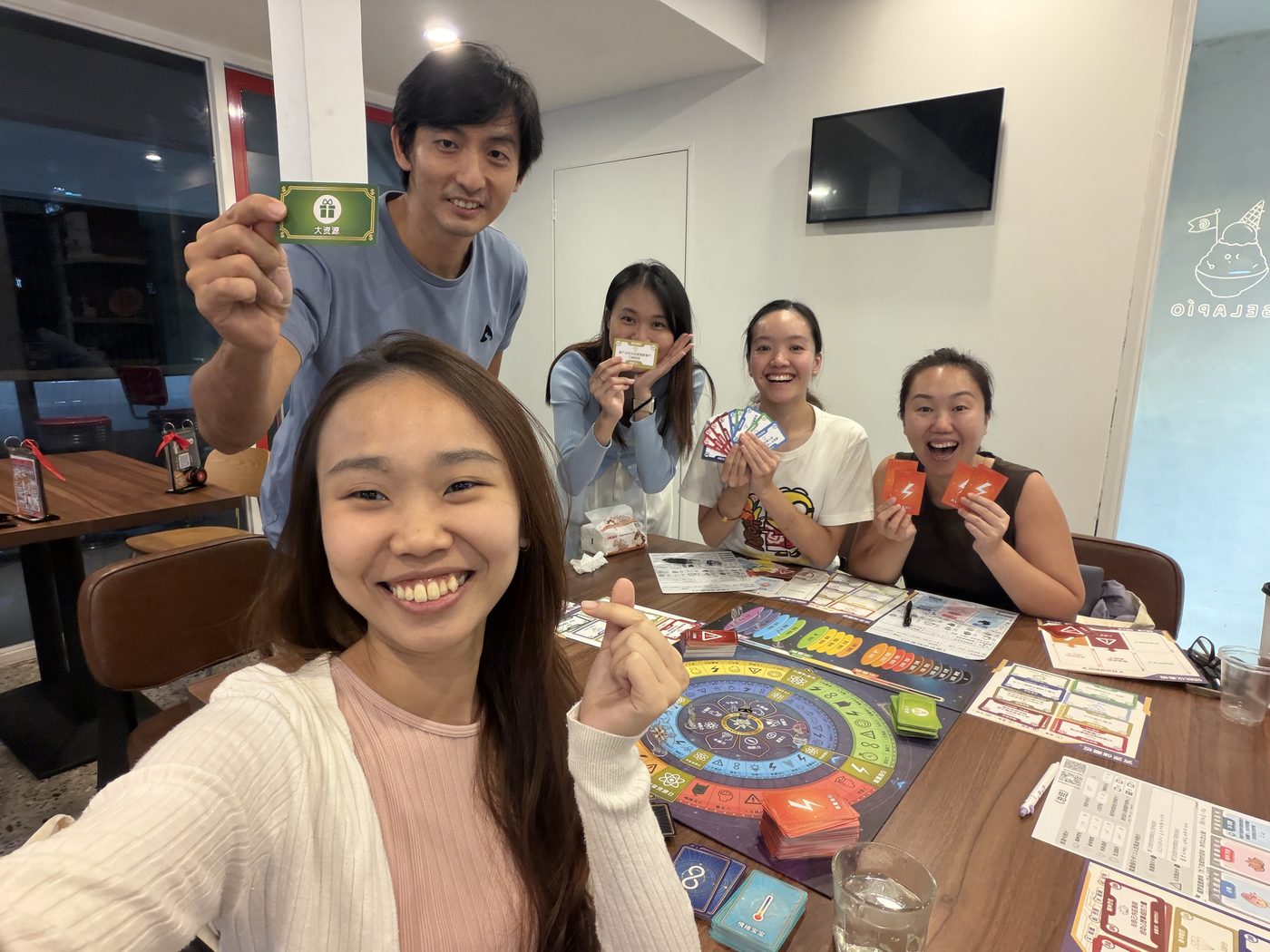 玩家举起卡牌，分享这一场桌游的发现