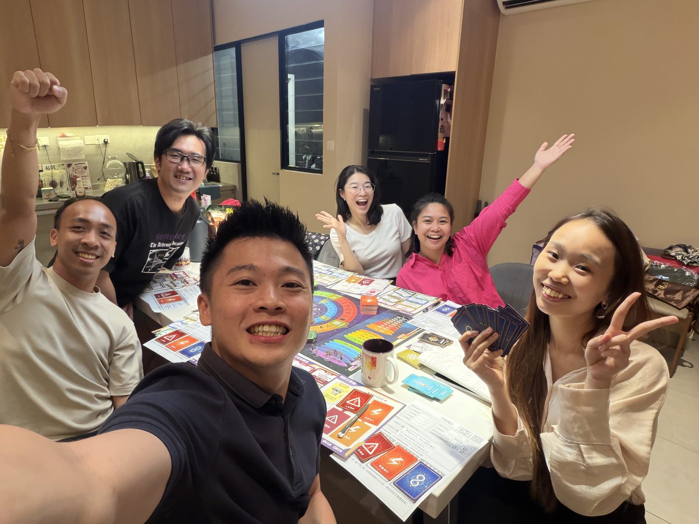 玩家围桌合照，分享轻松的桌游时光